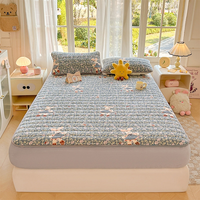 91家纺网 家纺一手货源 找家纺 澜妃 2025新款加厚牛奶绒卡通夹棉单床笠床笠单件单品床笠-亦甜系列 亦甜-背带兔