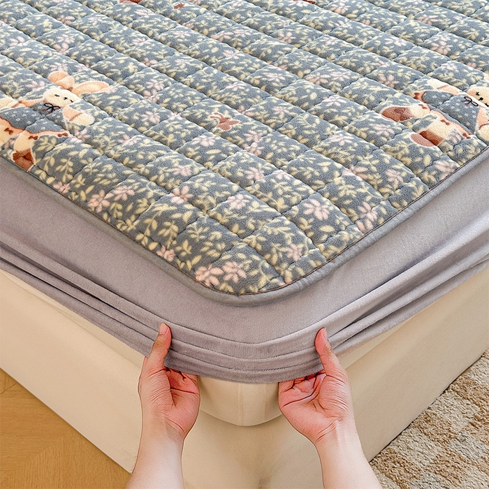 91家纺网 家纺一手货源 找家纺 澜妃 2025新款加厚牛奶绒卡通夹棉单床笠床笠单件单品床笠-亦甜系列 亦甜-背带兔