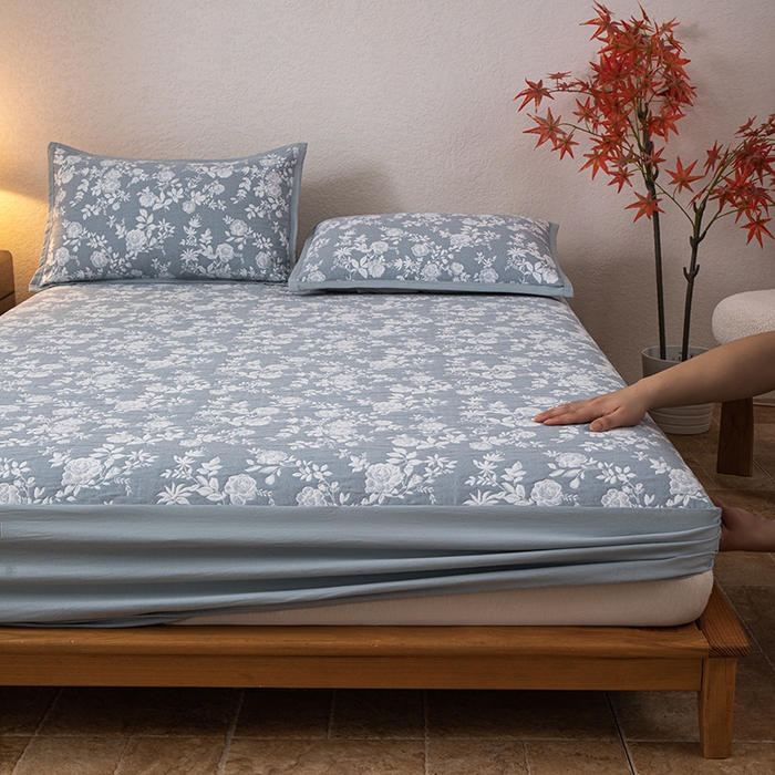 91家纺网 家纺一手货源 找家纺 萌飞 2025新款A类三层纱床笠 慕白-碟翅蓝