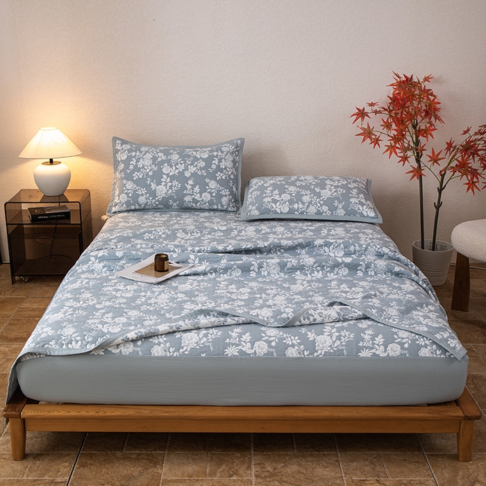 91家纺网 家纺一手货源 找家纺 萌飞 2025新款A类三层纱床笠 慕白-碟翅蓝