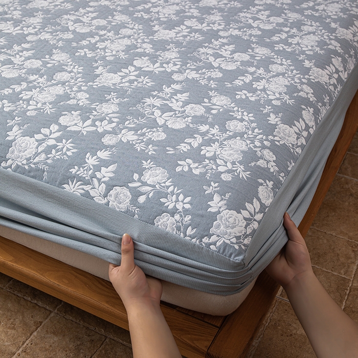 91家纺网 家纺一手货源 找家纺 萌飞 2025新款A类三层纱床笠 慕白-碟翅蓝