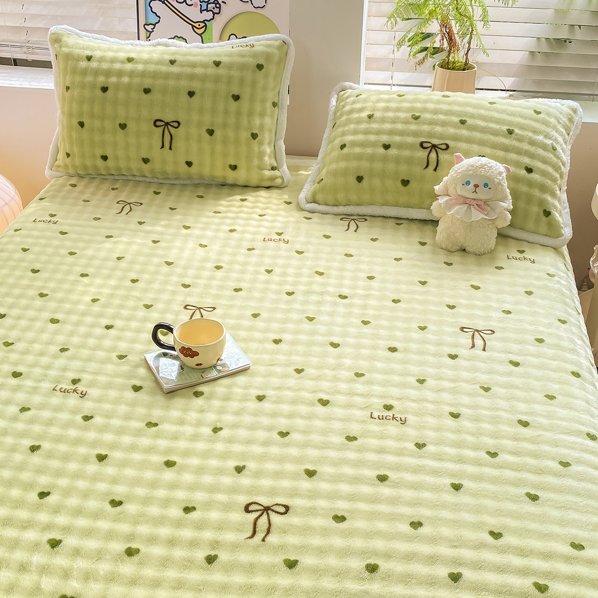 91家纺网 家纺一手货源 找家纺 眠势力 2025新款暖绒泡泡床单冬季保暖被单牛奶绒床单罩 爱心绿【暖绒泡泡床单】