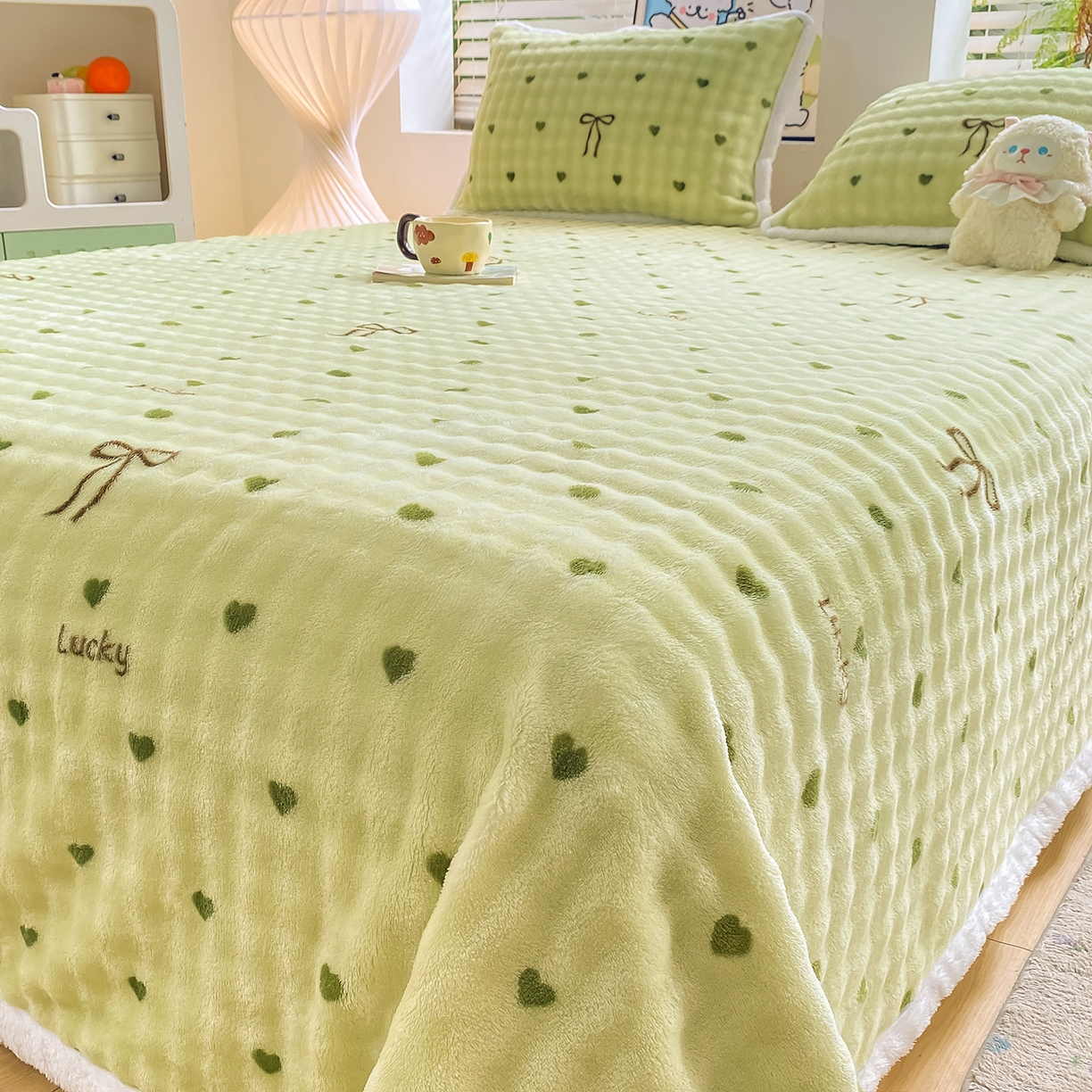 91家纺网 家纺一手货源 找家纺 眠势力 2025新款暖绒泡泡床单冬季保暖被单牛奶绒床单罩 爱心绿【暖绒泡泡床单】