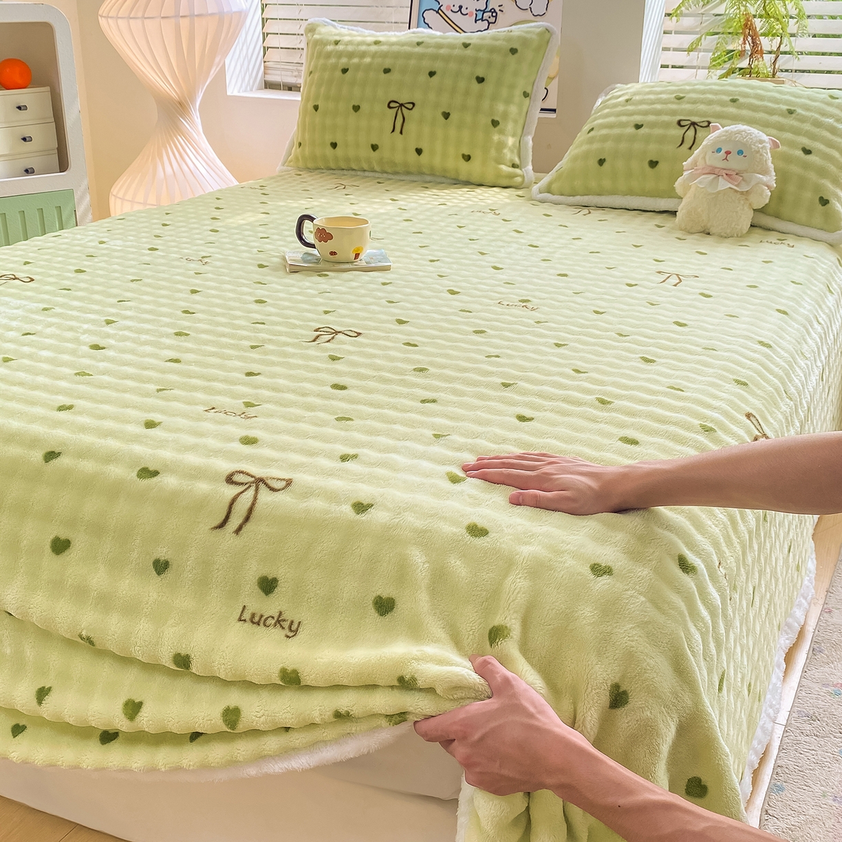91家纺网 家纺一手货源 找家纺 眠势力 2025新款暖绒泡泡床单冬季保暖被单牛奶绒床单罩 爱心绿【暖绒泡泡床单】