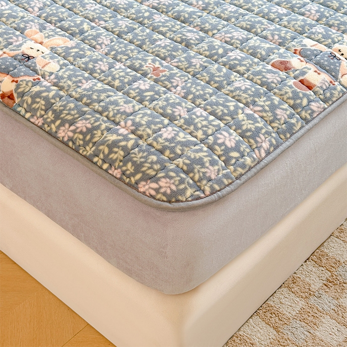 91家纺网 家纺一手货源 找家纺 澜妃 2025新款加厚牛奶绒卡通夹棉单床笠床笠单件单品床笠-亦甜系列 亦甜-背带兔