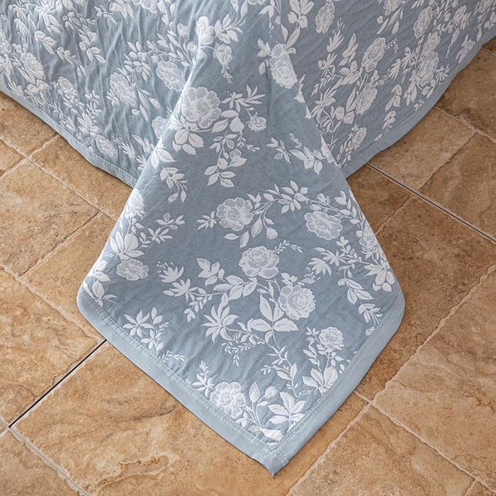 91家纺网 家纺一手货源 找家纺 萌飞 2025新款A类三层纱纱布毛巾被床盖 慕白-碟翅蓝