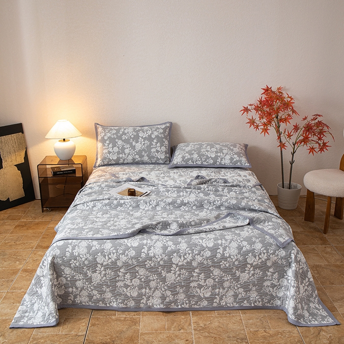 91家纺网 家纺一手货源 找家纺 萌飞 2025新款A类三层纱纱布毛巾被床盖 慕白-锡器灰