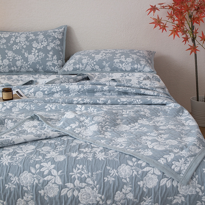 91家纺网 家纺一手货源 找家纺 萌飞 2025新款A类三层纱纱布毛巾被床盖 慕白-碟翅蓝