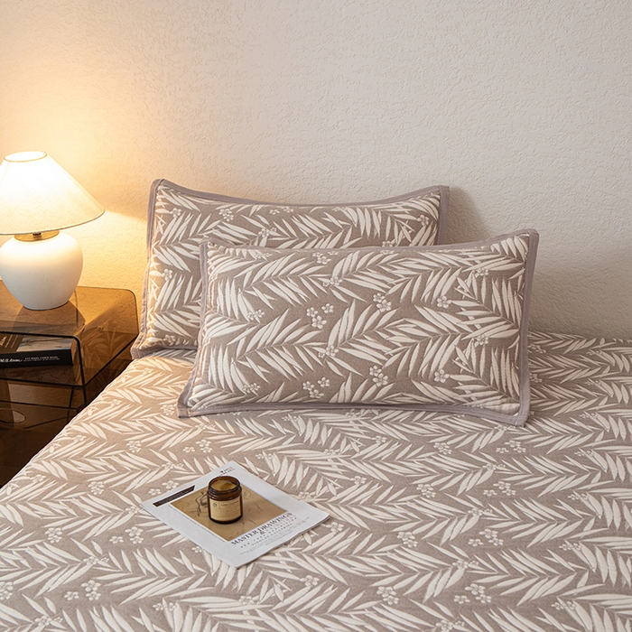 91家纺网 家纺一手货源 找家纺 萌飞 2025新款A类三层纱纱布毛巾被床盖 叶美-赤铜棕