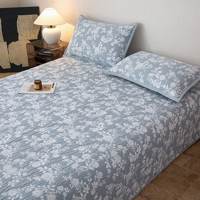 91家纺网 家纺一手货源 找家纺 萌飞 2025新款A类三层纱纱布毛巾被床盖 慕白-碟翅蓝