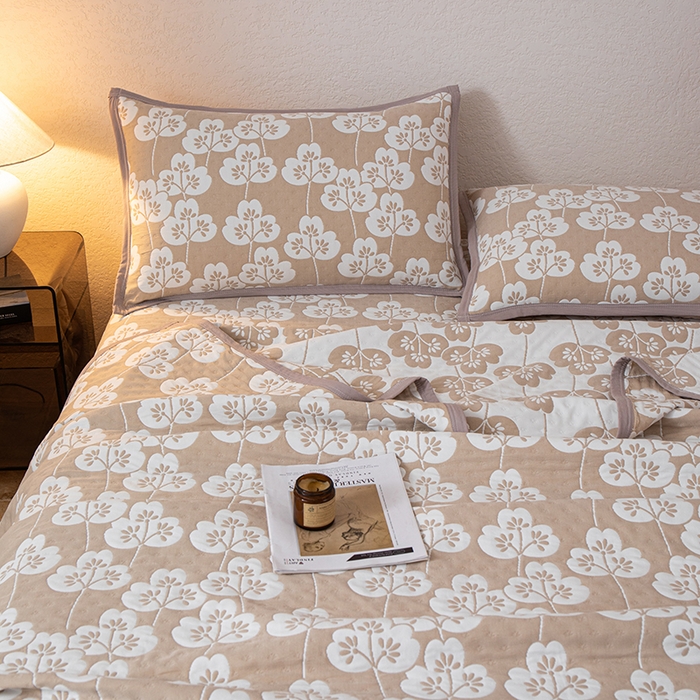 91家纺网 家纺一手货源 找家纺 萌飞 2025新款A类三层纱纱布毛巾被床盖 叶趣-深棕