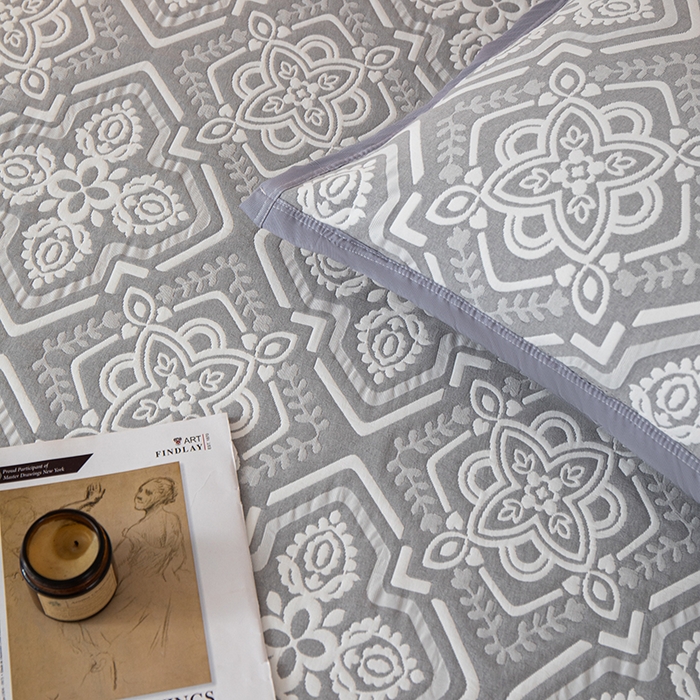 91家纺网 家纺一手货源 找家纺 萌飞 2025新款A类三层纱纱布毛巾被床盖 卡曼洛-锡器灰