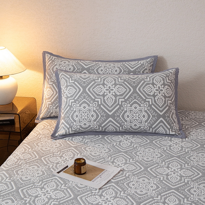 91家纺网 家纺一手货源 找家纺 萌飞 2025新款A类三层纱纱布毛巾被床盖 卡曼洛-锡器灰