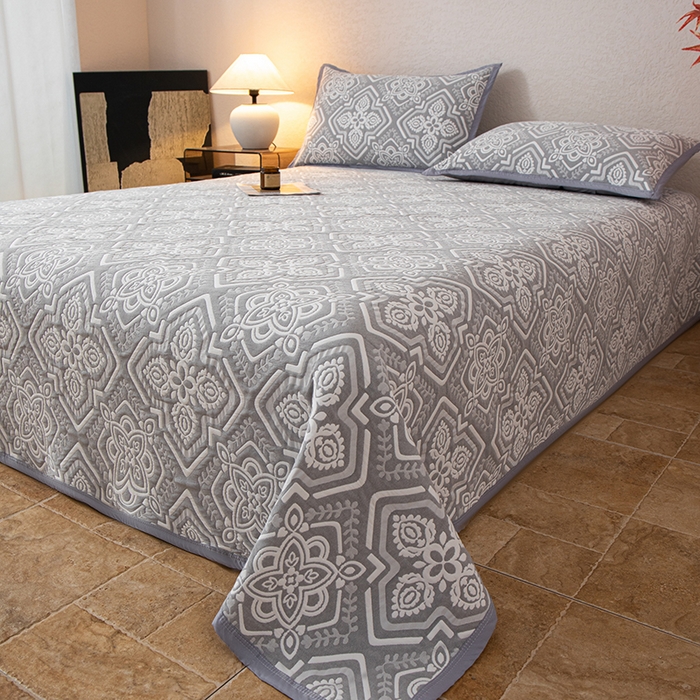 91家纺网 家纺一手货源 找家纺 萌飞 2025新款A类三层纱纱布毛巾被床盖 卡曼洛-锡器灰