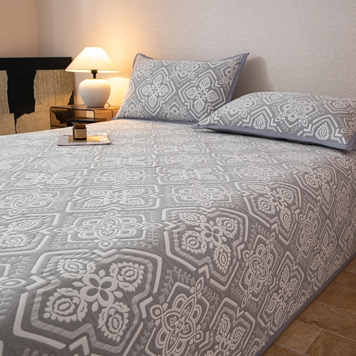 91家纺网 家纺一手货源 找家纺 萌飞 2025新款A类三层纱纱布毛巾被床盖 卡曼洛-锡器灰