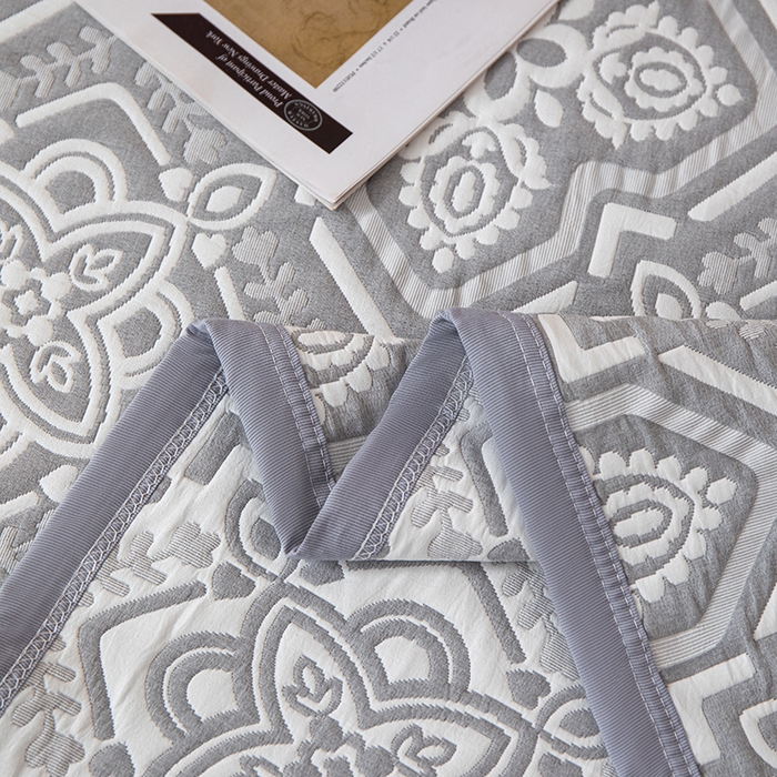 91家纺网 家纺一手货源 找家纺 萌飞 2025新款A类三层纱纱布毛巾被床盖 卡曼洛-锡器灰