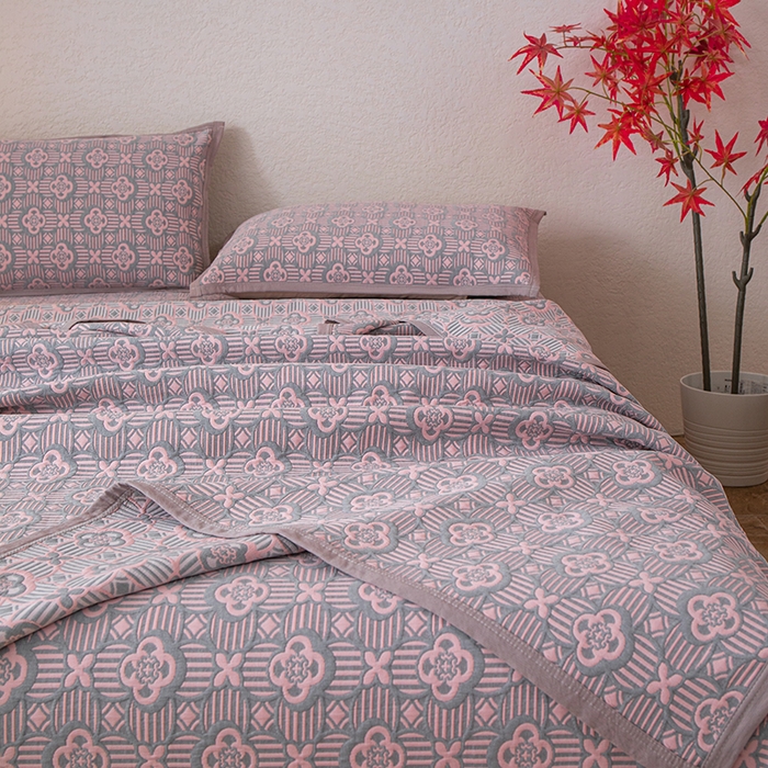 91家纺网 家纺一手货源 找家纺 萌飞 2025新款A类三层纱纱布毛巾被床盖 可丽之彩-玫瑰粉