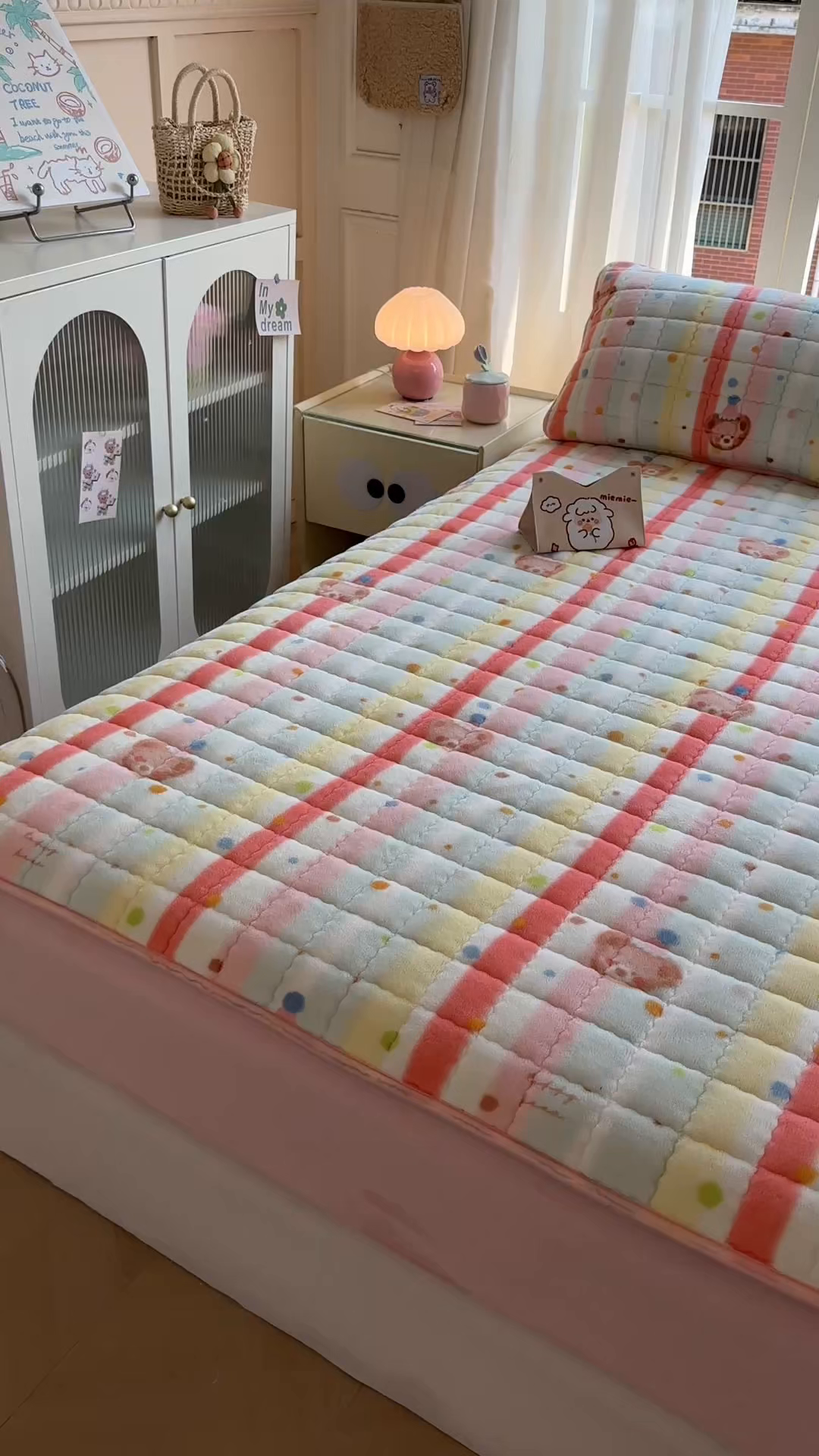 91家纺网 家纺一手货源 找家纺 澜妃 2025新款加厚牛奶绒卡通夹棉单床笠床笠单件单品床笠-亦甜系列 亦甜-彩虹熊