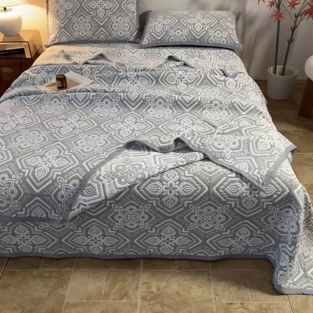 91家纺网 家纺一手货源 找家纺 萌飞 2025新款A类三层纱纱布毛巾被床盖 卡曼洛-锡器灰