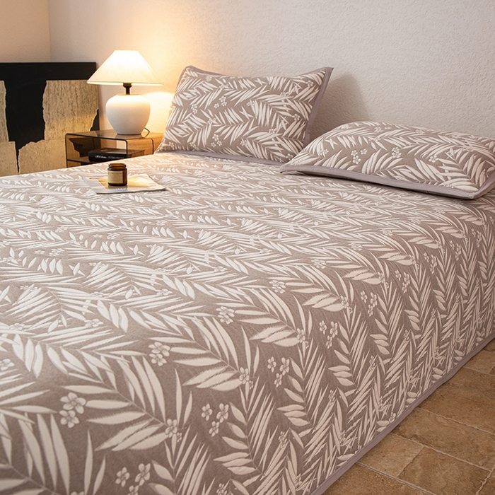 91家纺网 家纺一手货源 找家纺 萌飞 2025新款A类三层纱纱布毛巾被床盖 叶美-赤铜棕