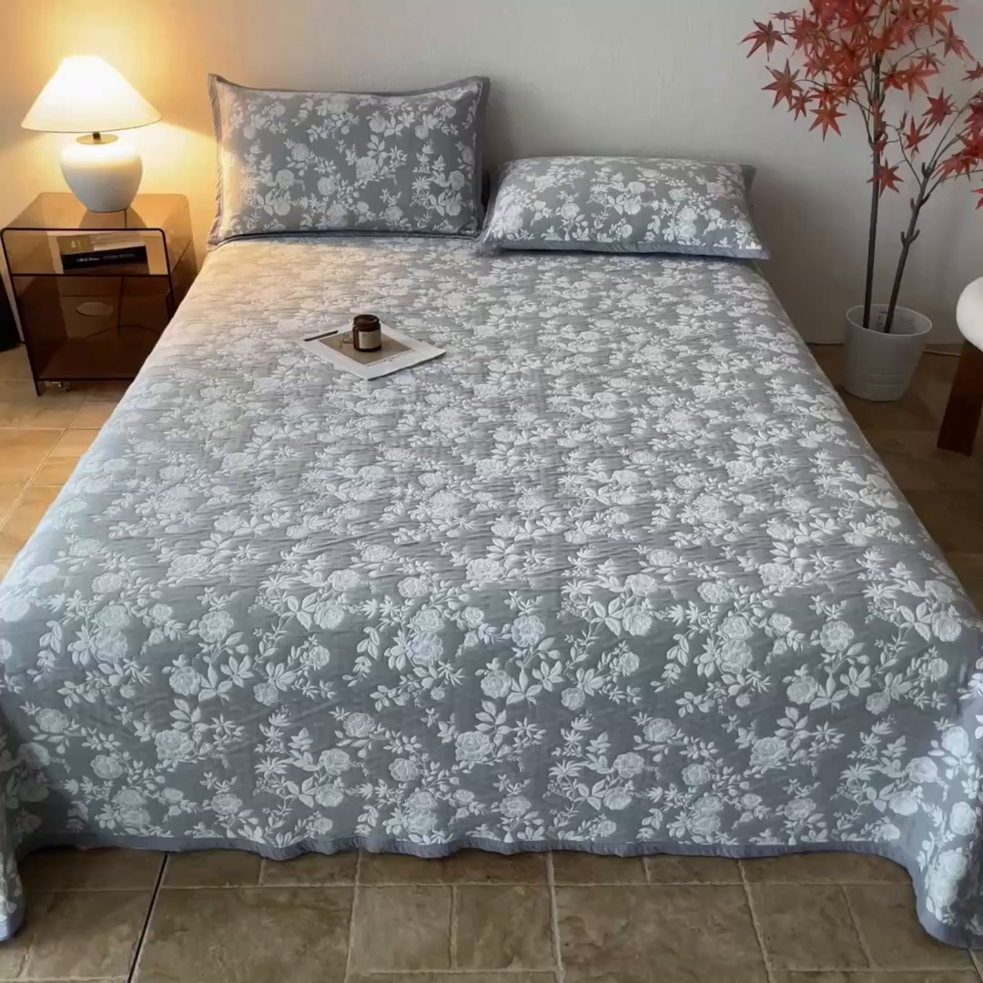 91家纺网 家纺一手货源 找家纺 萌飞 2025新款A类三层纱纱布毛巾被床盖 慕白-锡器灰