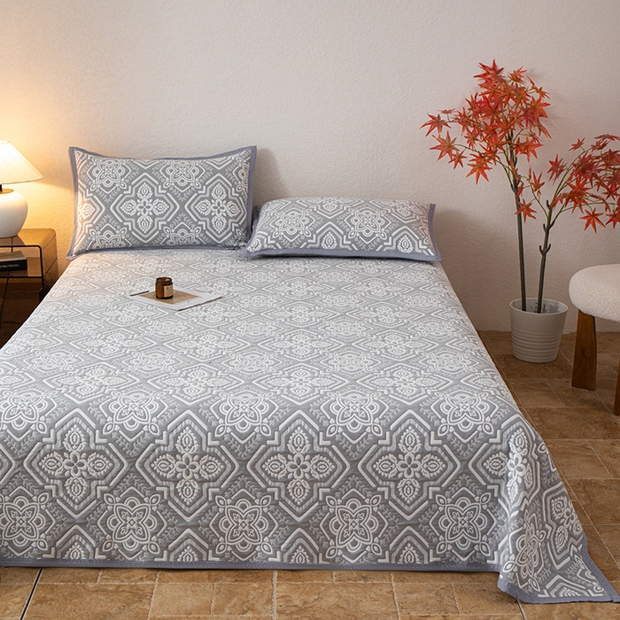 91家纺网 家纺一手货源 找家纺 萌飞 2025新款A类三层纱纱布毛巾被床盖 卡曼洛-锡器灰