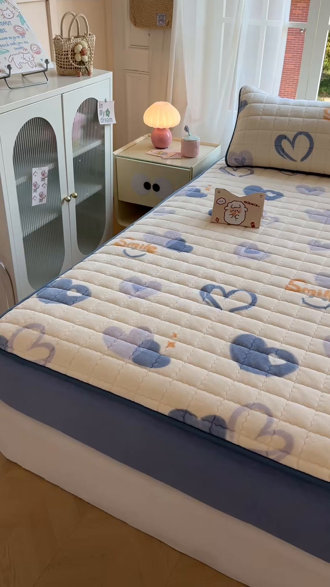 91家纺网 家纺一手货源 找家纺 澜妃 2025新款加厚牛奶绒卡通夹棉单床笠床笠单件单品床笠-亦甜系列 亦甜-蜡笔心