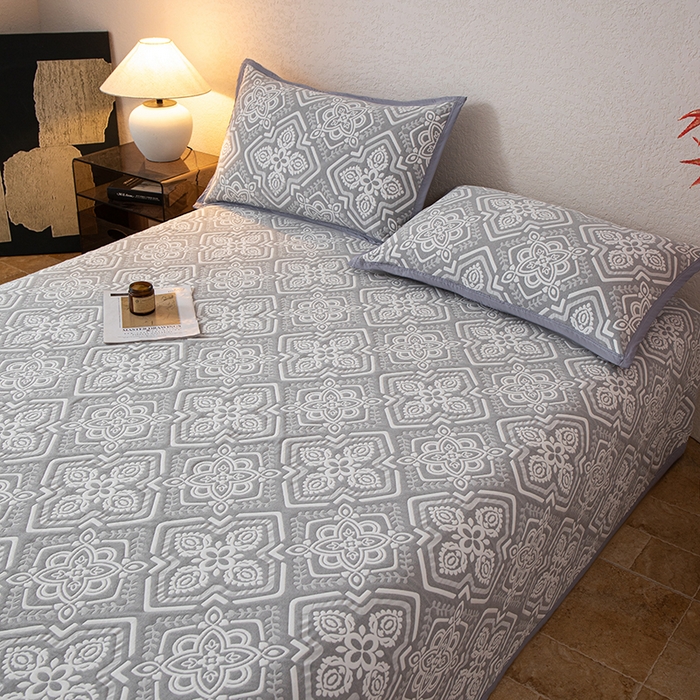 91家纺网 家纺一手货源 找家纺 萌飞 2025新款A类三层纱纱布毛巾被床盖 卡曼洛-锡器灰