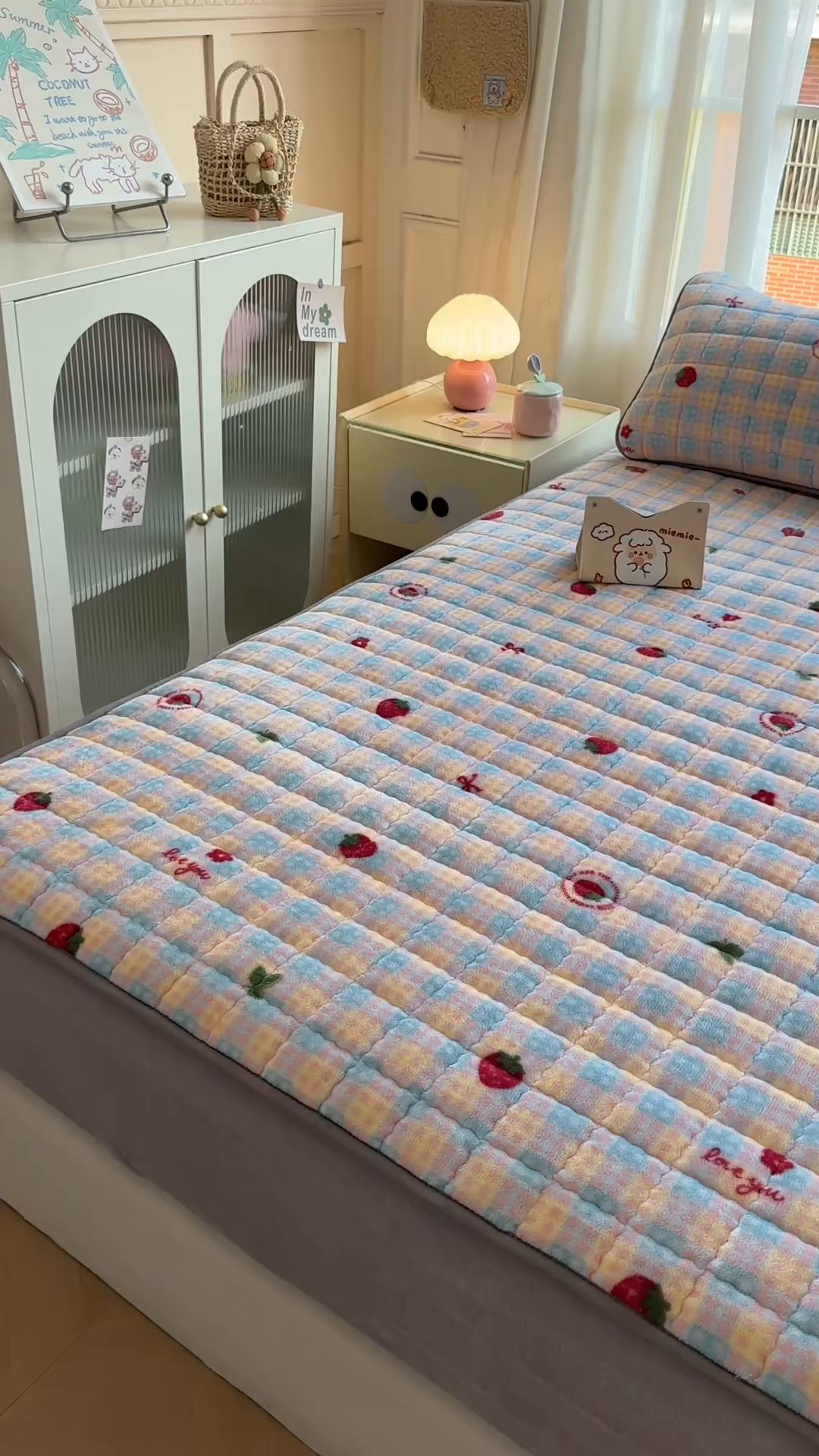 91家纺网 家纺一手货源 找家纺 澜妃 2025新款加厚牛奶绒卡通夹棉单床笠床笠单件单品床笠-亦甜系列 亦甜-草莓软心