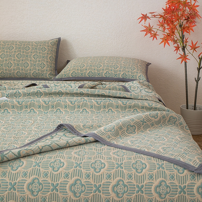 91家纺网 家纺一手货源 找家纺 萌飞 2025新款A类三层纱纱布毛巾被床盖 可丽之彩-亚丁绿