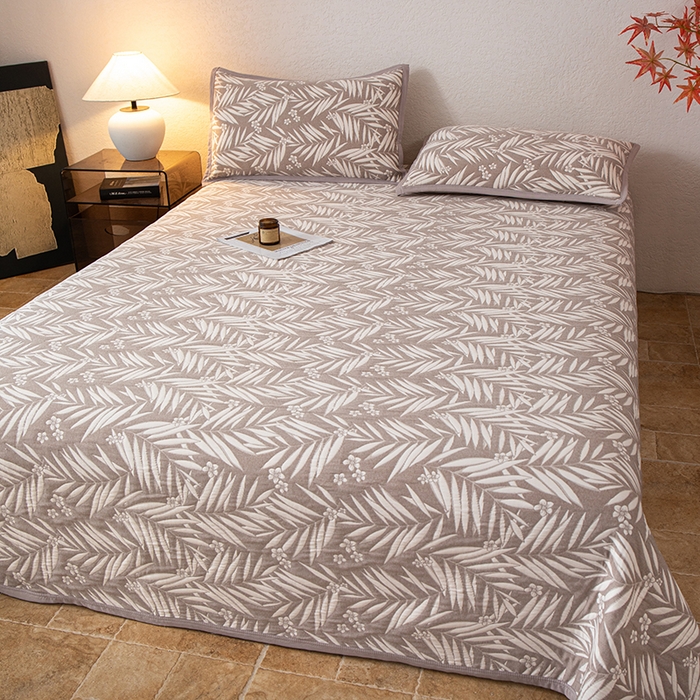 91家纺网 家纺一手货源 找家纺 萌飞 2025新款A类三层纱纱布毛巾被床盖 叶美-赤铜棕