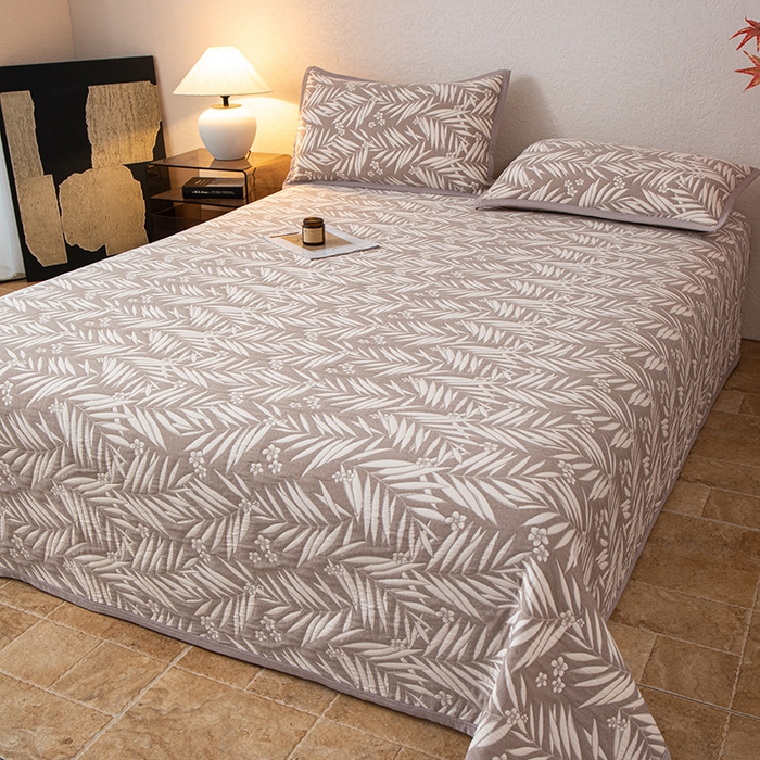 91家纺网 家纺一手货源 找家纺 萌飞 2025新款A类三层纱纱布毛巾被床盖 叶美-赤铜棕