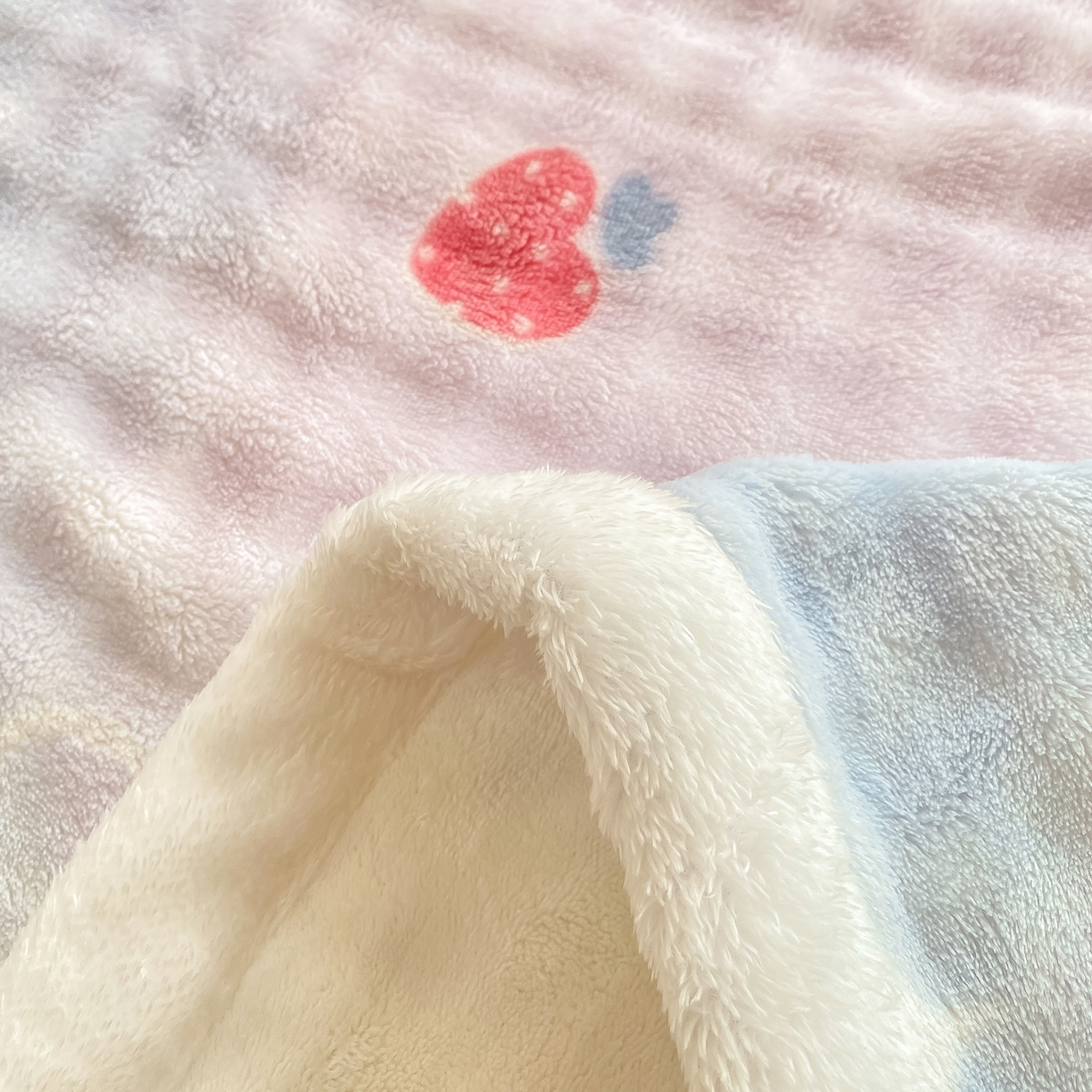 91家纺网 家纺一手货源 找家纺 眠势力 2025新款暖绒泡泡床单冬季保暖被单牛奶绒床单罩 草莓KT【暖绒泡泡床单】