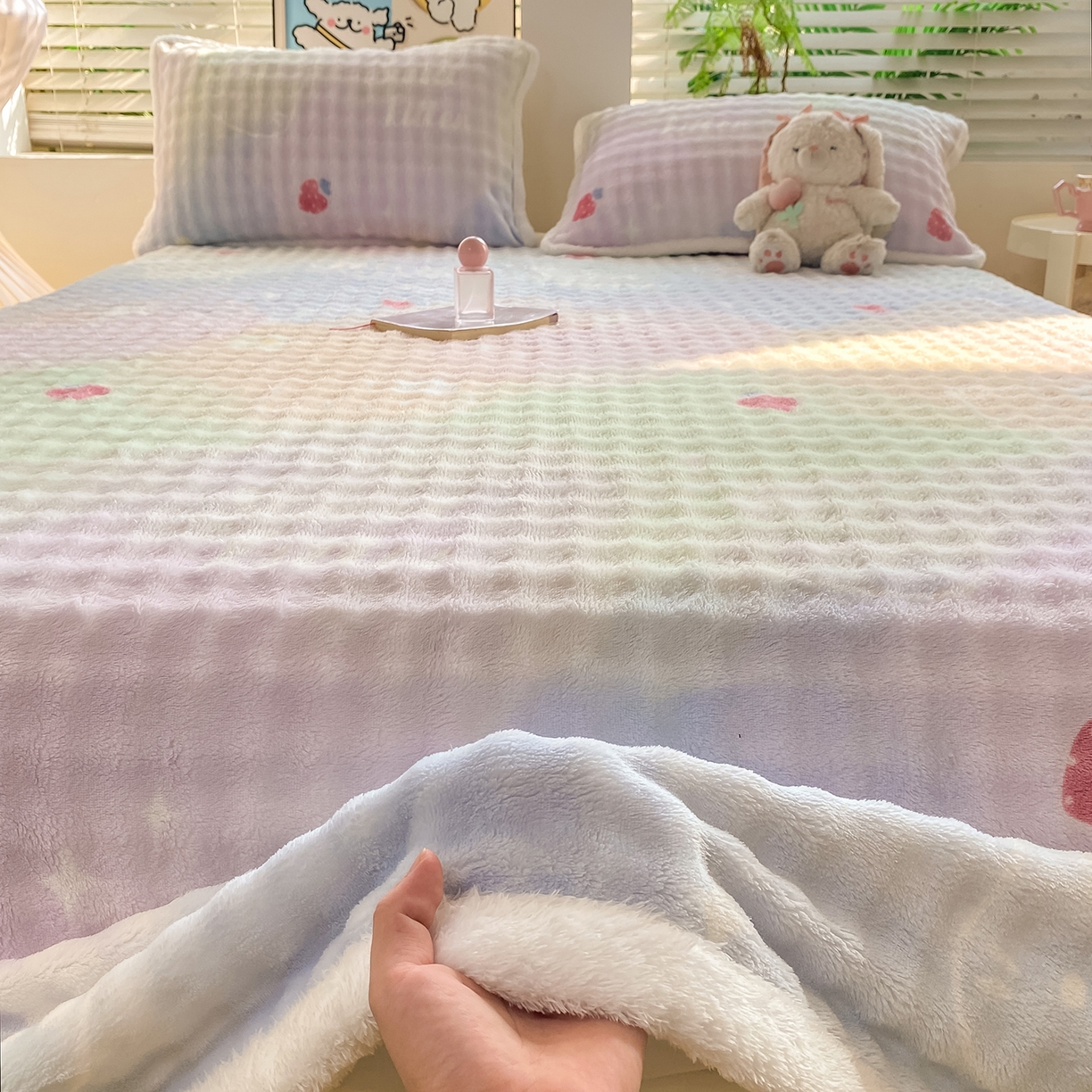 91家纺网 家纺一手货源 找家纺 眠势力 2025新款暖绒泡泡床单冬季保暖被单牛奶绒床单罩 草莓KT【暖绒泡泡床单】