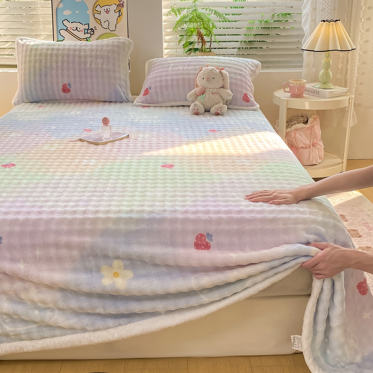 91家纺网 家纺一手货源 找家纺 眠势力 2025新款暖绒泡泡床单冬季保暖被单牛奶绒床单罩 草莓KT【暖绒泡泡床单】