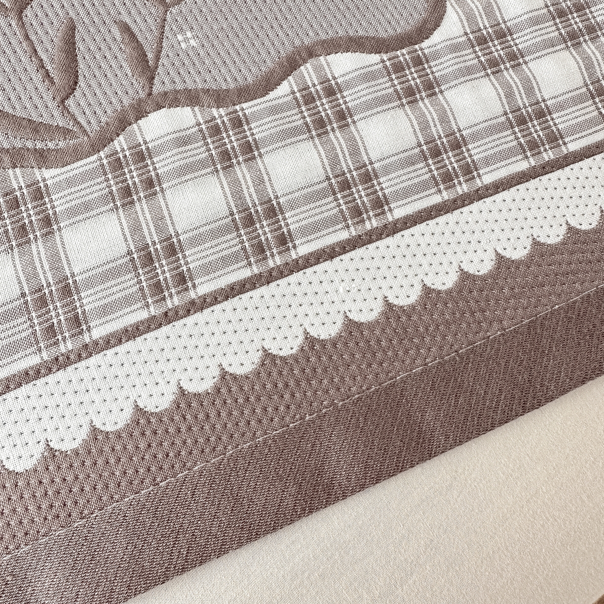 91家纺网 家纺一手货源 找家纺 沐瑟家纺 2025新款亲肤柔软纱布小米格枕巾 格子花-咖色 52*78cm枕巾/对