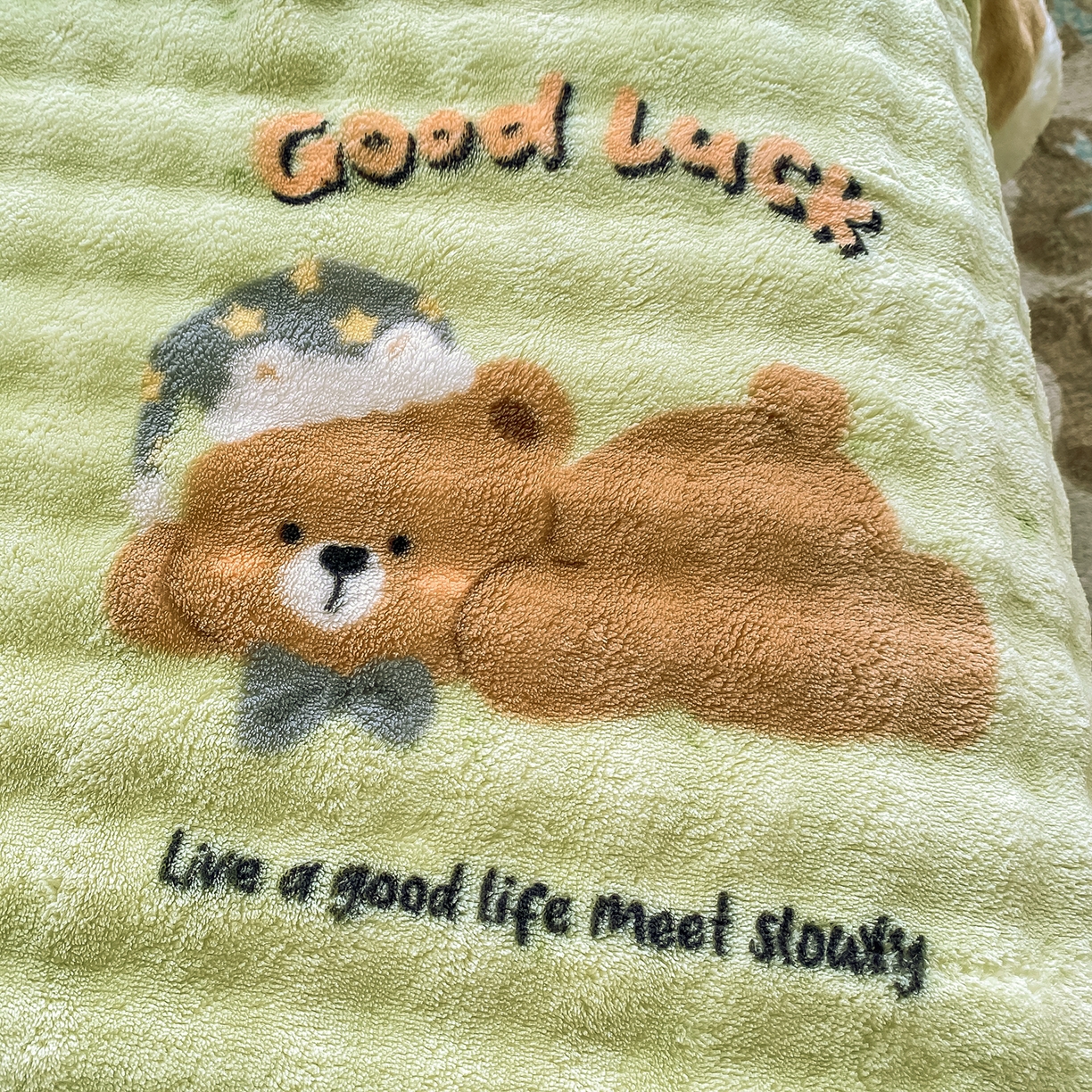 91家纺网 家纺一手货源 找家纺 眠势力 2025新款暖绒泡泡床单冬季保暖被单牛奶绒床单罩 帽子小熊【暖绒泡泡床单】