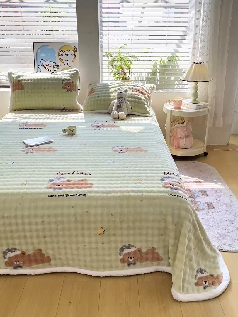 91家纺网 家纺一手货源 找家纺 眠势力 2025新款暖绒泡泡床单冬季保暖被单牛奶绒床单罩 帽子小熊【暖绒泡泡床单】