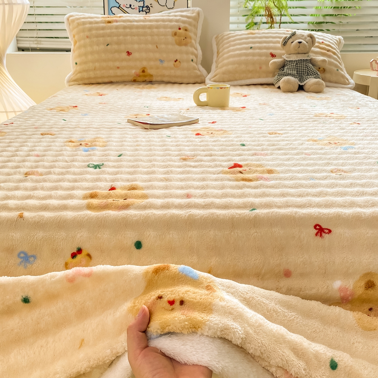 91家纺网 家纺一手货源 找家纺 眠势力 2025新款暖绒泡泡床单冬季保暖被单牛奶绒床单罩 奶油小熊【暖绒泡泡床单】