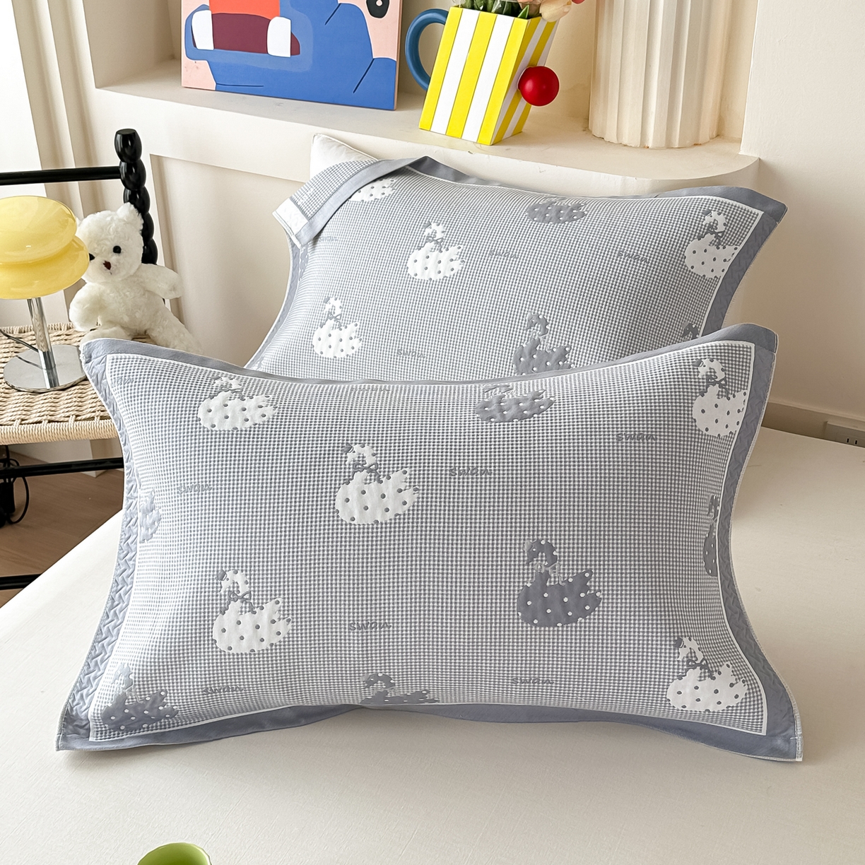 91家纺网 家纺一手货源 找家纺 沐瑟家纺 2025新款亲肤柔软纱布小米格枕巾 小天鹅-浅灰色 52*78cm枕巾/只