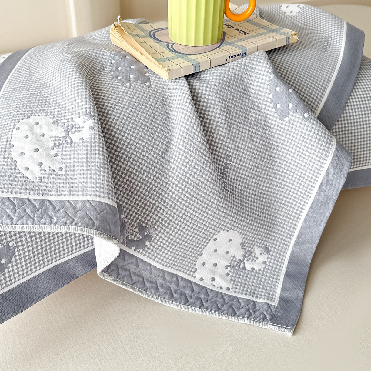 91家纺网 家纺一手货源 找家纺 沐瑟家纺 2025新款亲肤柔软纱布小米格枕巾 小天鹅-浅灰色 52*78cm枕巾/对