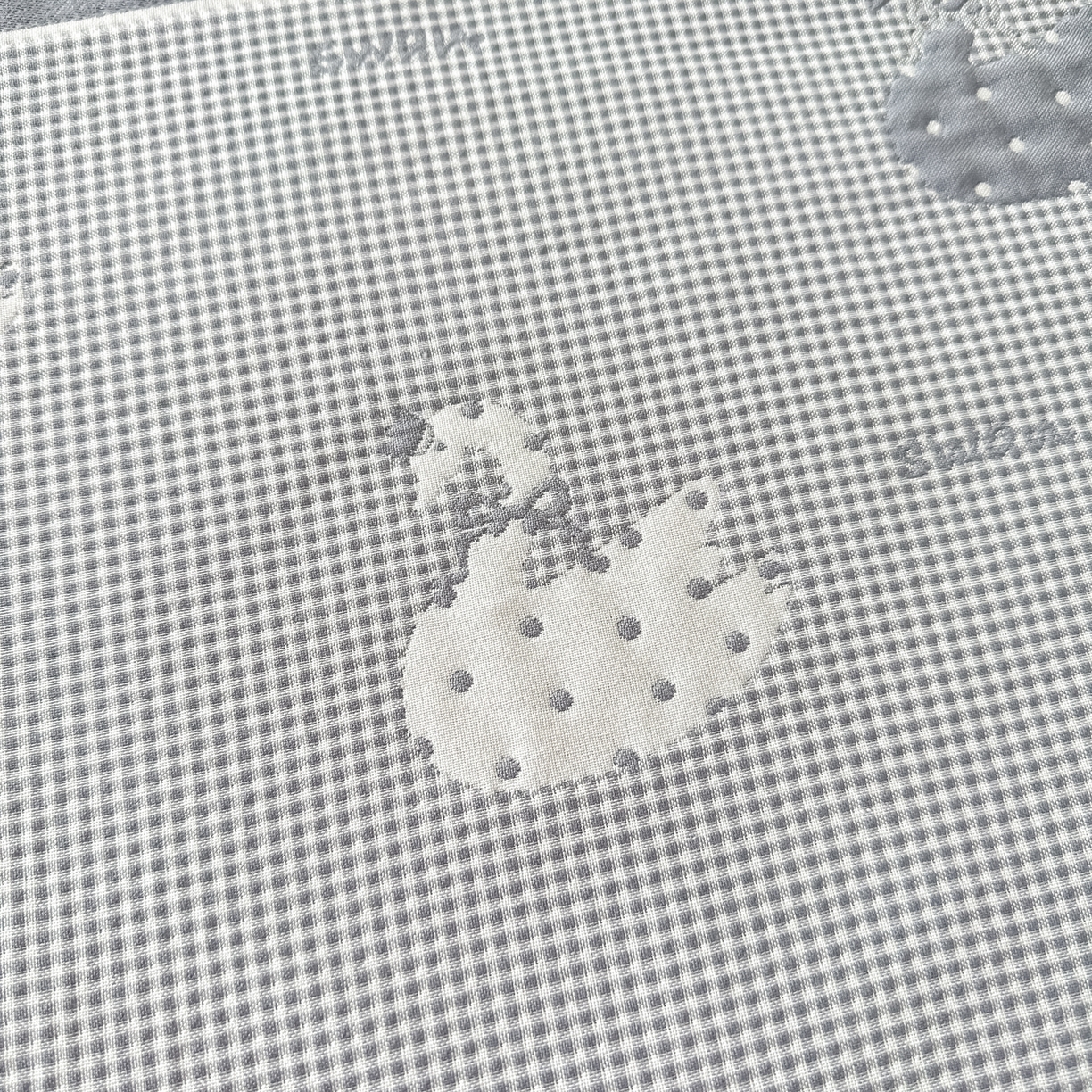 91家纺网 家纺一手货源 找家纺 沐瑟家纺 2025新款亲肤柔软纱布小米格枕巾 小天鹅-浅灰色 52*78cm枕巾/对