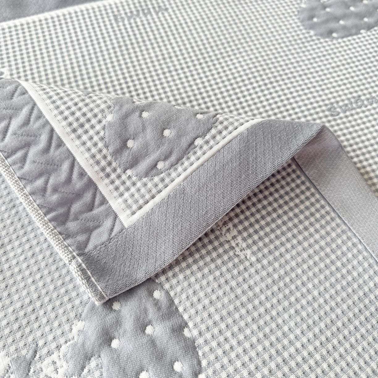 91家纺网 家纺一手货源 找家纺 沐瑟家纺 2025新款亲肤柔软纱布小米格枕巾 小天鹅-浅灰色 52*78cm枕巾/对