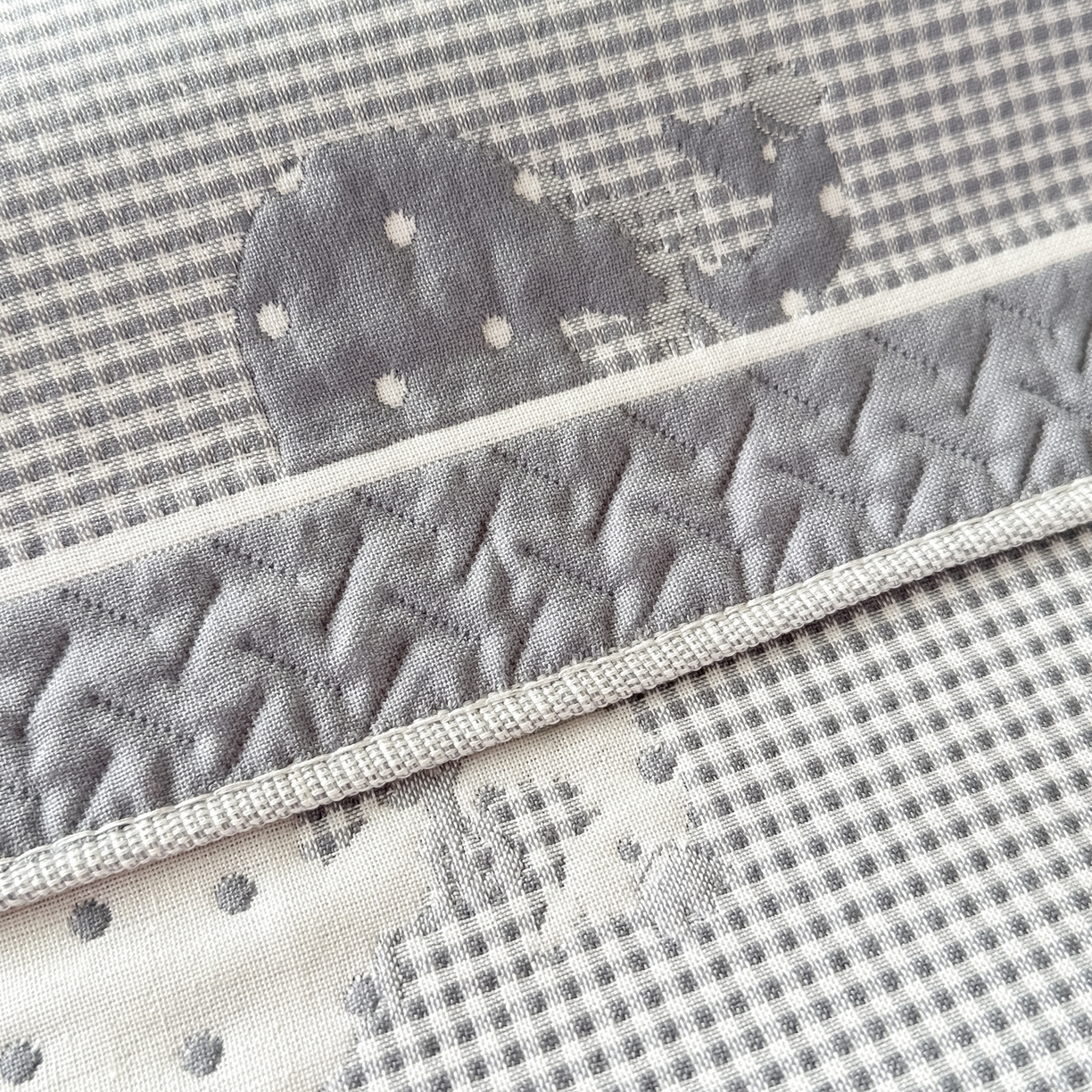 91家纺网 家纺一手货源 找家纺 沐瑟家纺 2025新款亲肤柔软纱布小米格枕巾 小天鹅-浅灰色 52*78cm枕巾/对