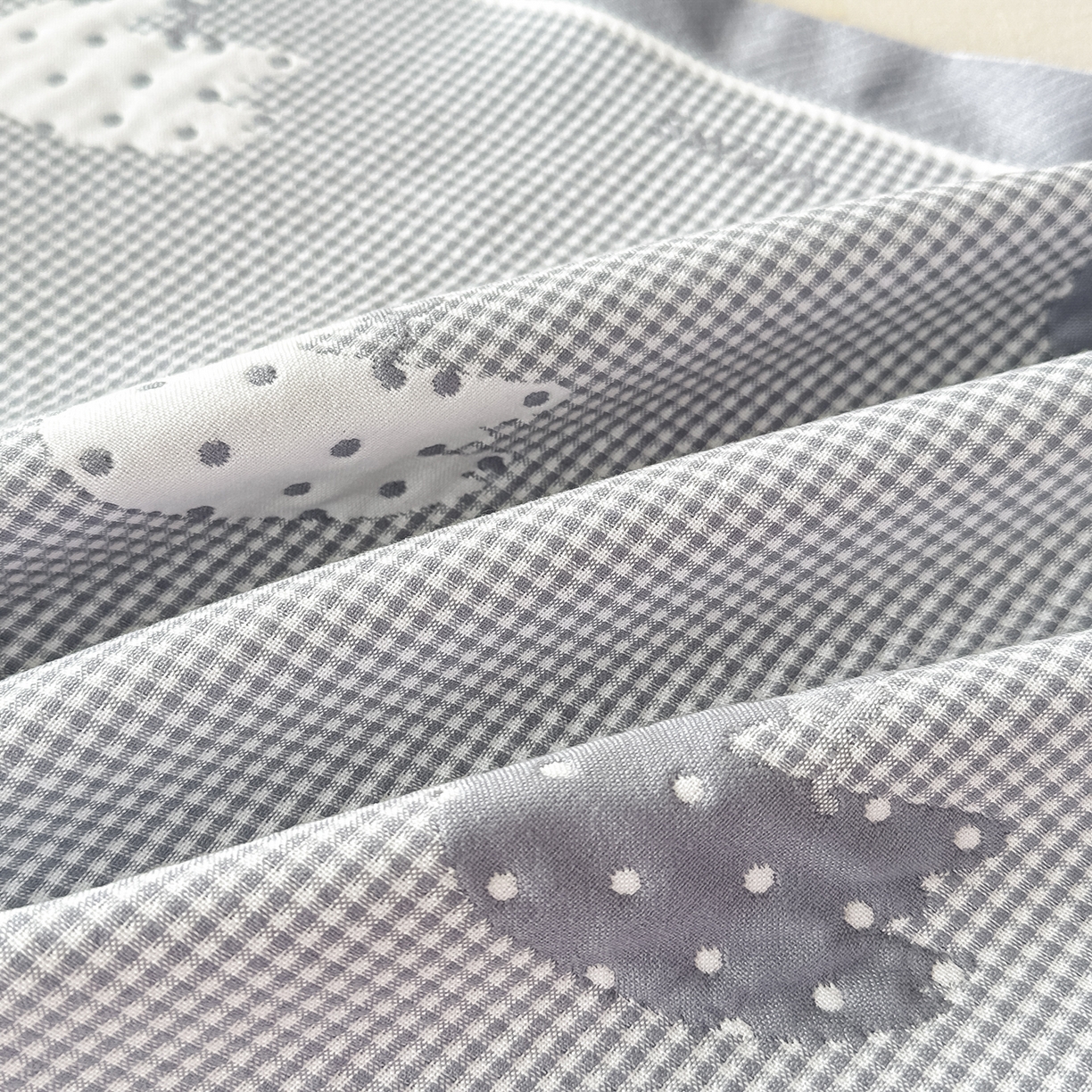 91家纺网 家纺一手货源 找家纺 沐瑟家纺 2025新款亲肤柔软纱布小米格枕巾 小天鹅-浅灰色 52*78cm枕巾/对