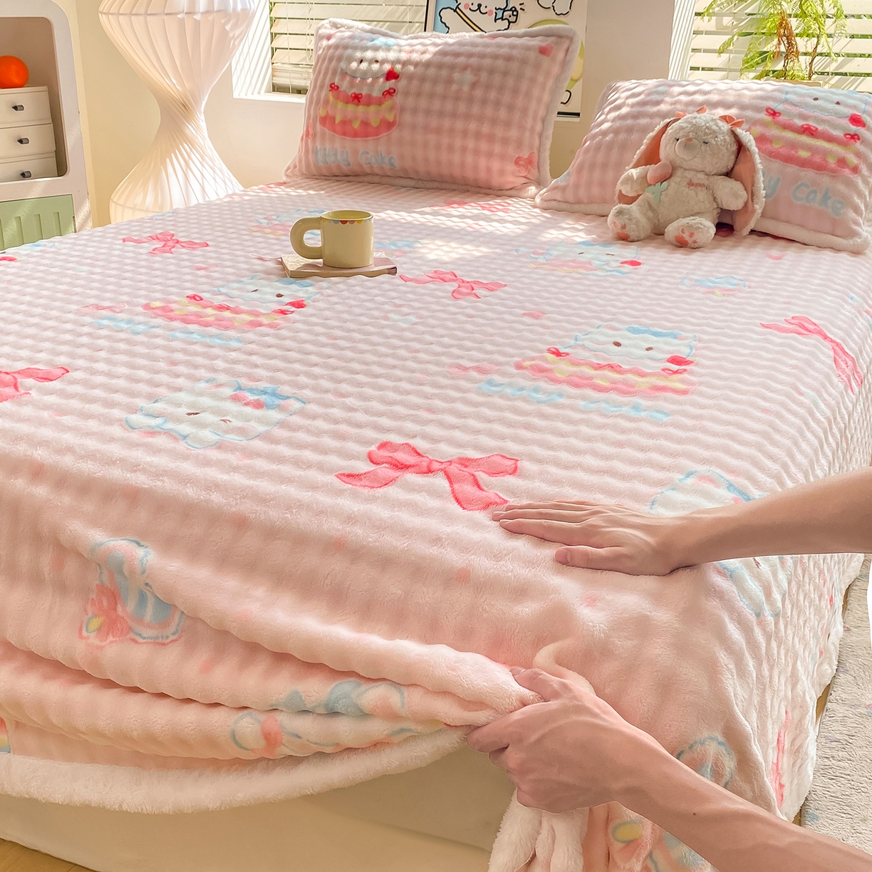 91家纺网 家纺一手货源 找家纺 眠势力 2025新款暖绒泡泡床单冬季保暖被单牛奶绒床单罩 樱桃猫咪【暖绒泡泡床单】