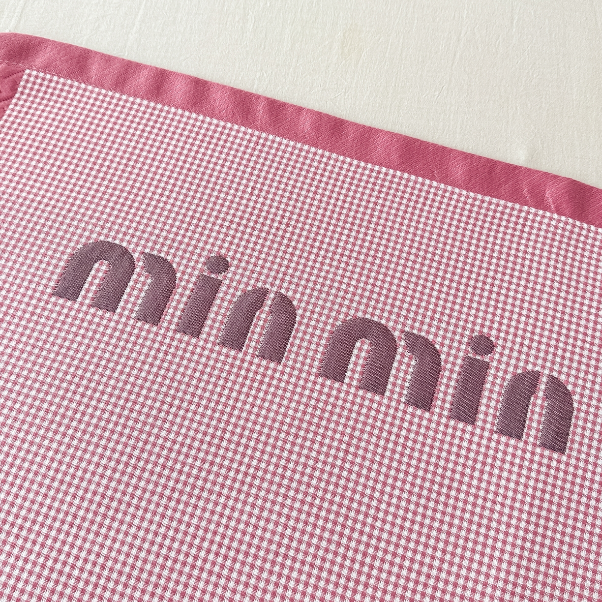 91家纺网 家纺一手货源 找家纺 沐瑟家纺 2025新款亲肤柔软纱布小米格枕巾 郁金香-粉色 52*78cm枕巾/只