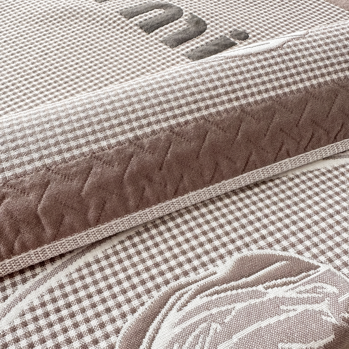 91家纺网 家纺一手货源 找家纺 沐瑟家纺 2025新款亲肤柔软纱布小米格枕巾 郁金香-咖色 52*78cm枕巾/只