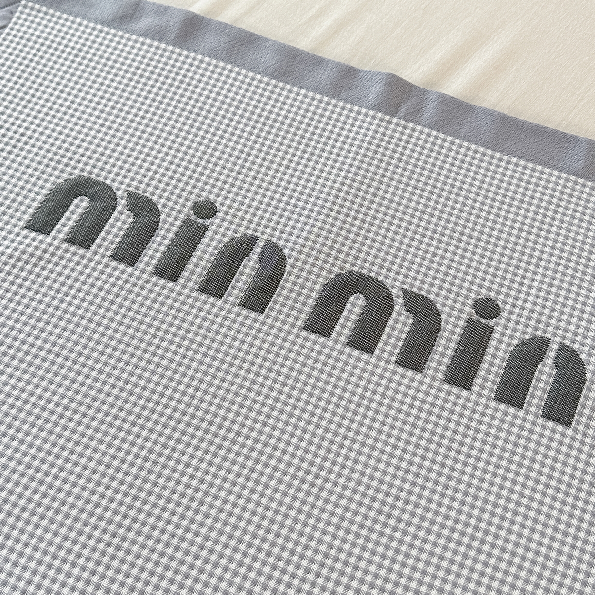91家纺网 家纺一手货源 找家纺 沐瑟家纺 2025新款亲肤柔软纱布小米格枕巾 郁金香-浅灰色 52*78cm枕巾/只