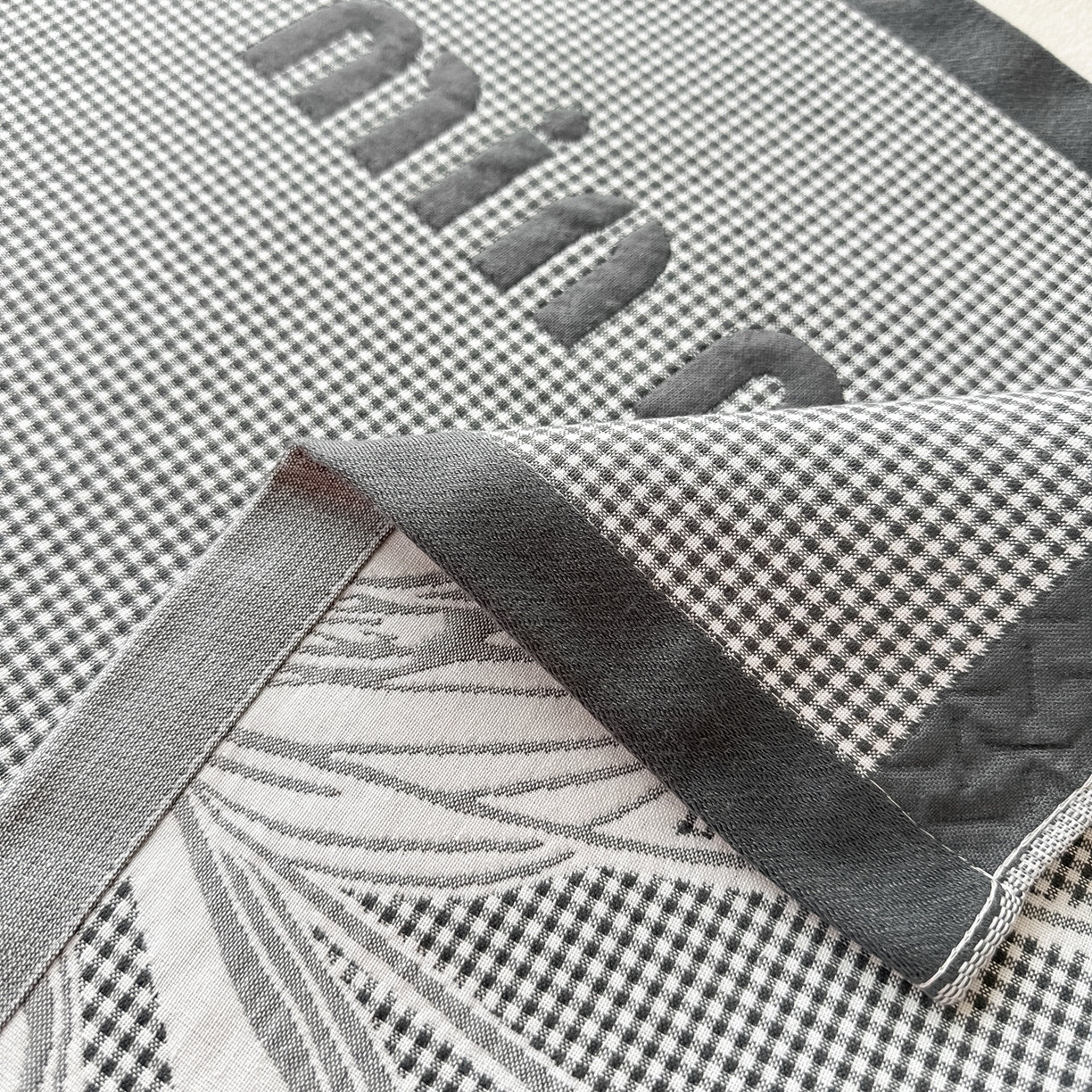 91家纺网 家纺一手货源 找家纺 沐瑟家纺 2025新款亲肤柔软纱布小米格枕巾 郁金香-深灰 52*78cm枕巾/只